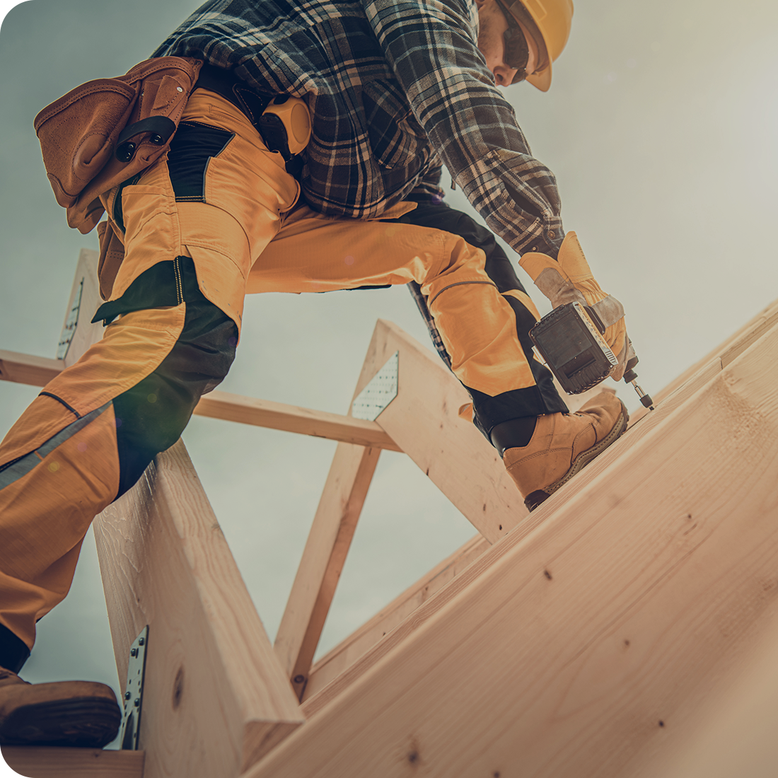 Operaio al lavoro per la costruzione di un tetto in legno