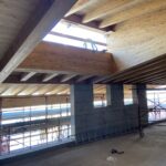 Fase di costruzione dell'edificio con tetto in legno