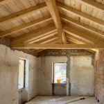 casa interna con tetto in legno in costruzione