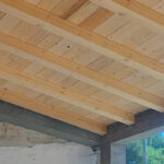 dettaglio del soffitto in legno su cemento