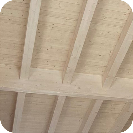 Soffitto in legno chiaro con travi a vista, che mette in evidenza la semplicità e la bellezza naturale della struttura.