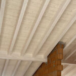 Soffitto con travi in legno bianco