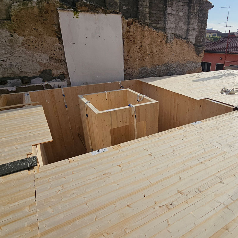 dettaglio vano ascensore in legno