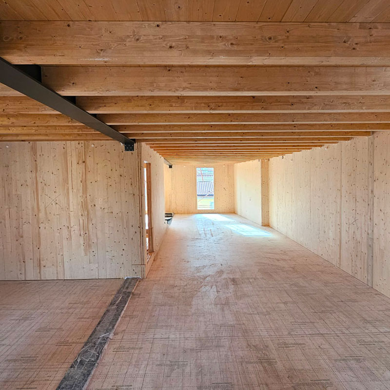 interno abitazione con pareti in legno